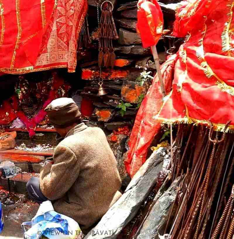 Gaddī pujārī attending Khundi Mata shrine
