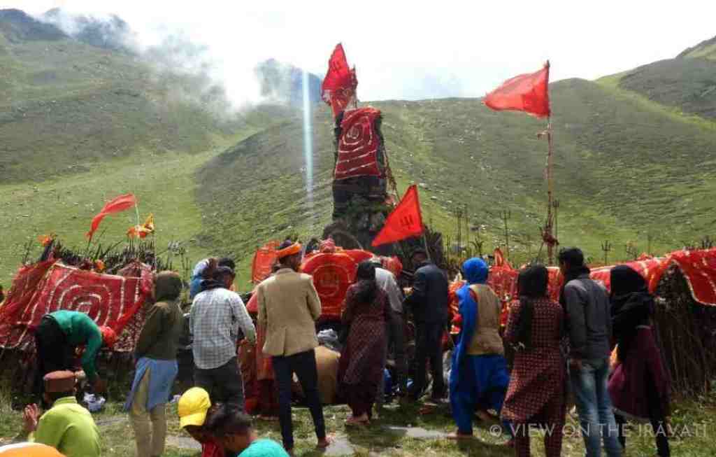 Devotees making offerings before the shrine at Khundī Mātā