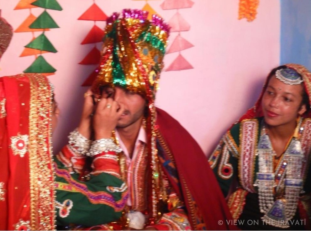 Bhabhi applying eye-liner to Gaddi groom.