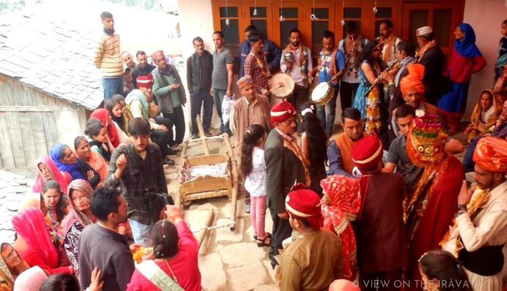Palanquin awaiting groom and departure of baraat.